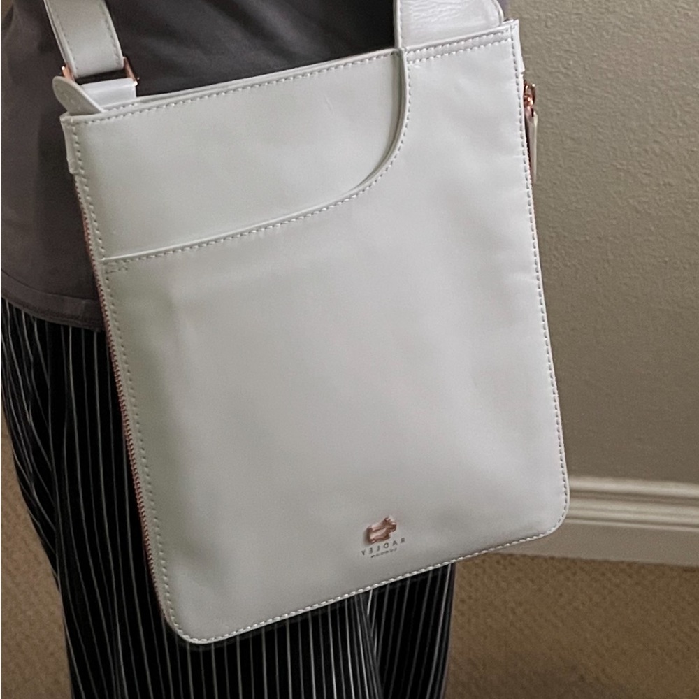 RADLEY london “chalk” color like new crossbody  bag 🕶️